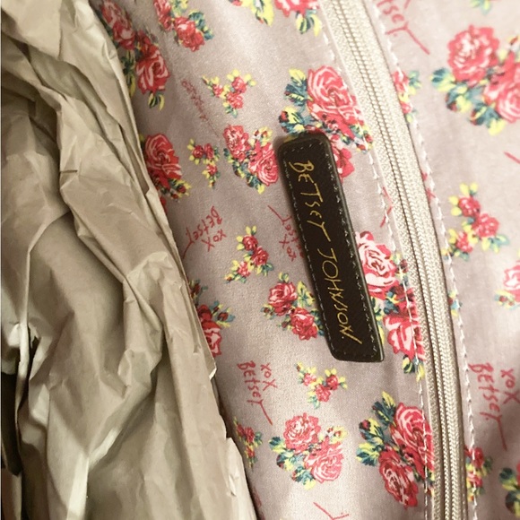 Betsey Johnson XO Zaria Tote w/ Wristlet and Scarf - Picture 6 of 10